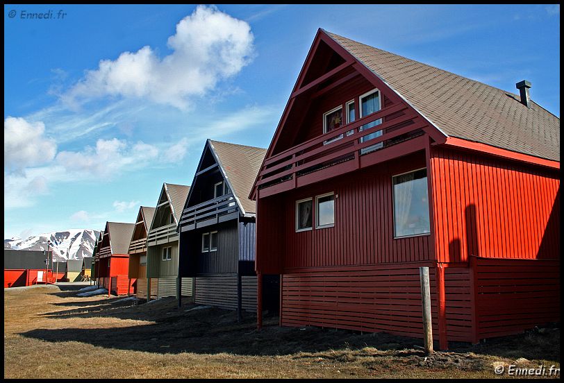 spitzberg_5984a.jpg - Longyearbyen. maisons colorées.