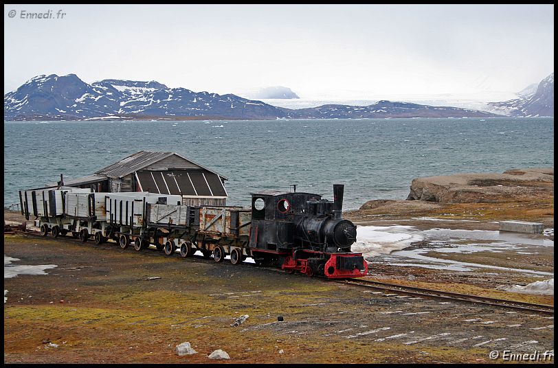 spitzberg_7050a.jpg - Ny Alesund. L'ancien train qui reliait la mine au quai à Ny Alesund.