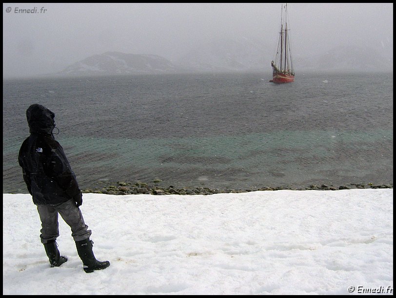 spitzberg_b_3124a.jpg - Le fjord de Smeerenburg. La baie des Hambourgeois est un ancien site balainier.
