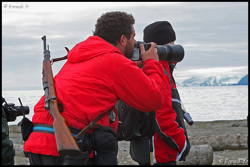 spitzberg_b_6247a.jpg - Pince Karls Forland.  Observation des morses. Un chasseur reconverti ? 
